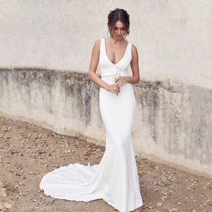 Brand-new wedding dress never worn, size 6